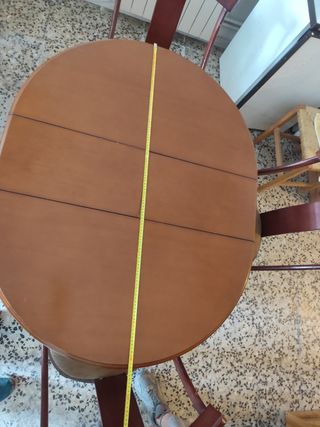Mesa redonda extensible y 4 sillas de madera