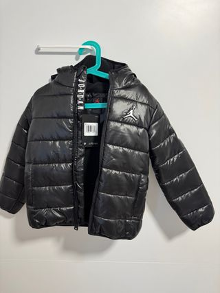 Abrigo Jordan Negro Talla 4-5 Años