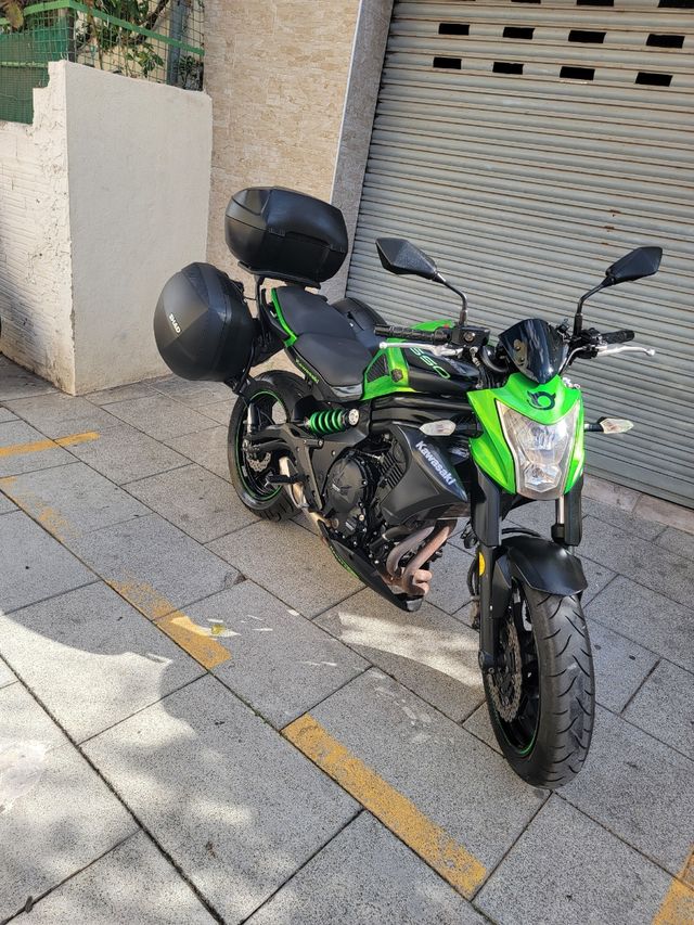 Kawasaki ER6N 650 con maletas SHAD MUY CUIDADA
