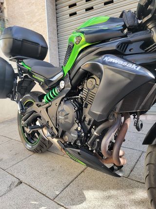 Kawasaki ER6N 650 con maletas SHAD MUY CUIDADA