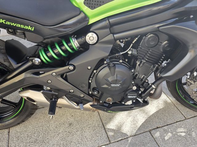 Kawasaki ER6N 650 con maletas SHAD MUY CUIDADA