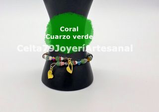 Pulsera Coral y Cuarzo Verde con Dijes Dorados
