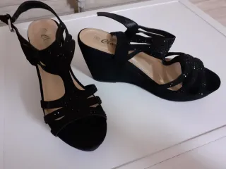 Sandalias cuña ante negras con pedrería