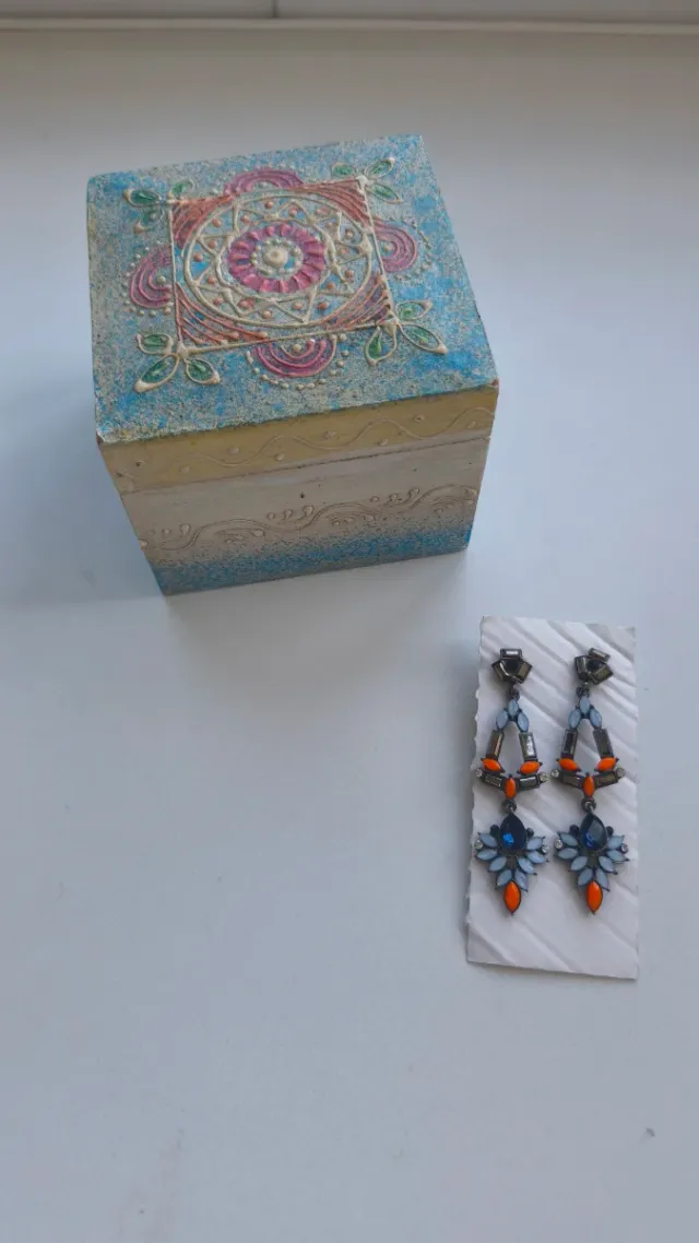 Joyero madera y pendientes artesanales