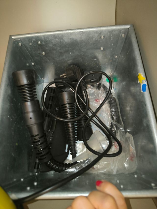 Vaporeta de mano amarilla