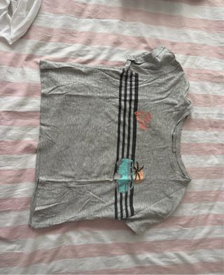 Camiseta gris con estampado de coche