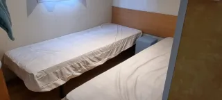 2 Camas individuales con somier metálico.