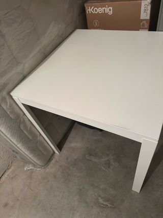 Mesa blanca de madera
