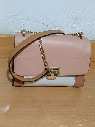 Bolso de hombro rosa y blanco