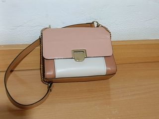 Bolso de hombro rosa y blanco