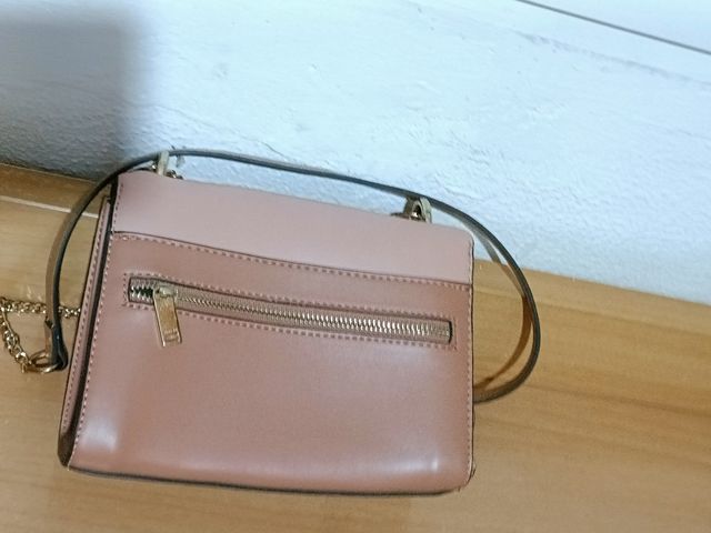 Bolso de hombro rosa y blanco