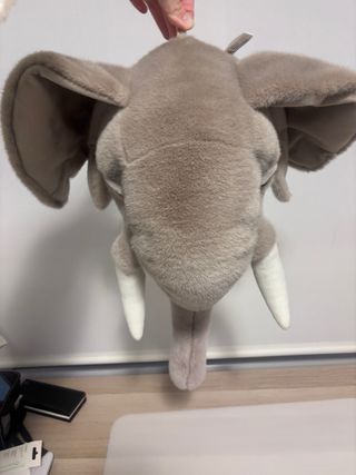 Cabeza de elefante peluche pared