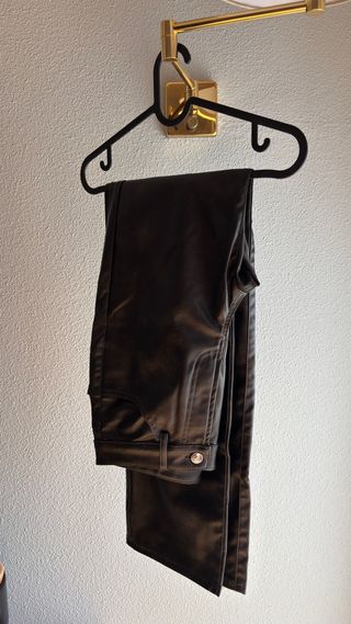Pantalón recto cuero H&M Talla 34