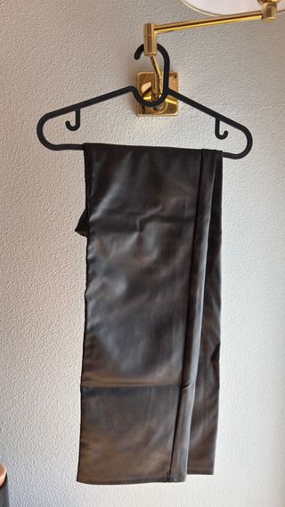 Pantalón recto cuero H&M Talla 34