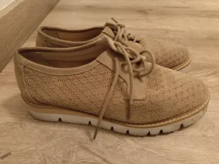 Zapatos planos beige con perforaciones