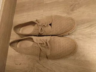 Zapatos planos beige con perforaciones