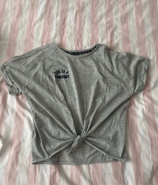 Camiseta gris con nudo delantero