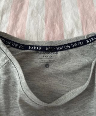 Camiseta gris con nudo delantero