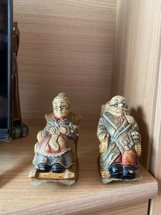 Pareja de abuelos de porcelana sentados