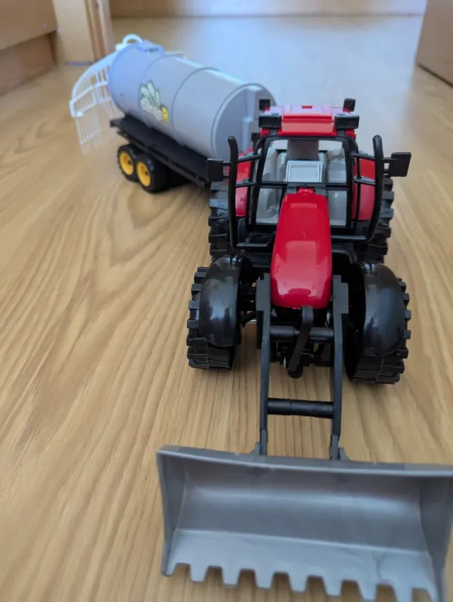 Tractor Rojo con Remolque Cisterna