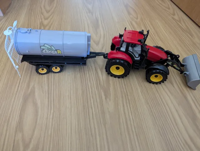 Tractor Rojo con Remolque Cisterna