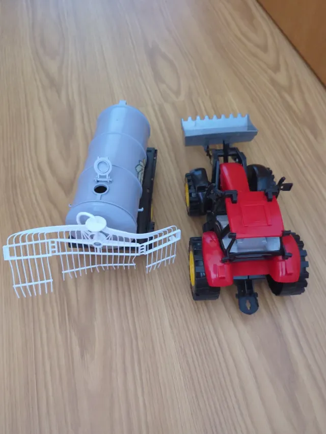 Tractor Rojo con Remolque Cisterna