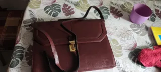 Cartera de piel roja y negra