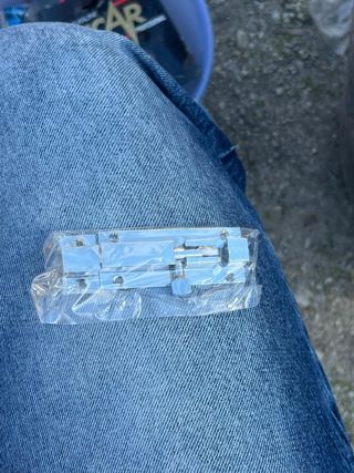 Pestillos de metal y latón