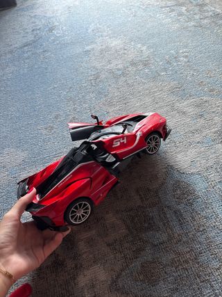 2 auto giocattolo Ferrari