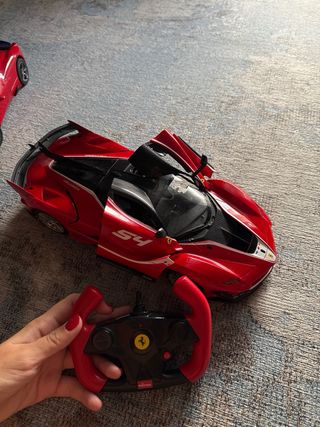 2 auto giocattolo Ferrari
