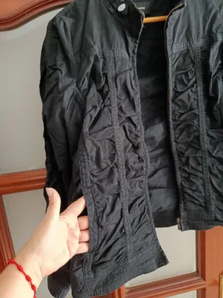 Chaqueta negra mujer Mango muy bonita 