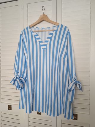 Blusa de rayas azul cielo y blancas
