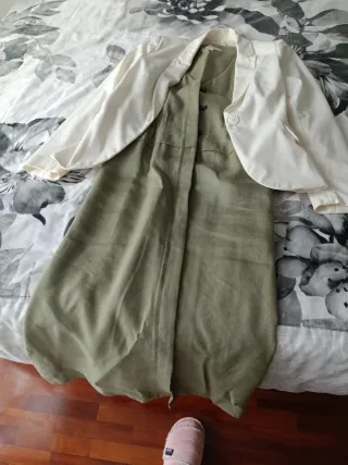 Vestido largo verde y chaqueta de regalo blanca S