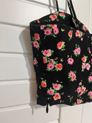 Top floral Zara negro y rosa