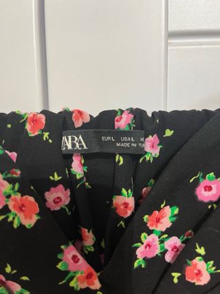 Top floral Zara negro y rosa