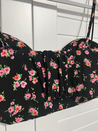 Top floral Zara negro y rosa