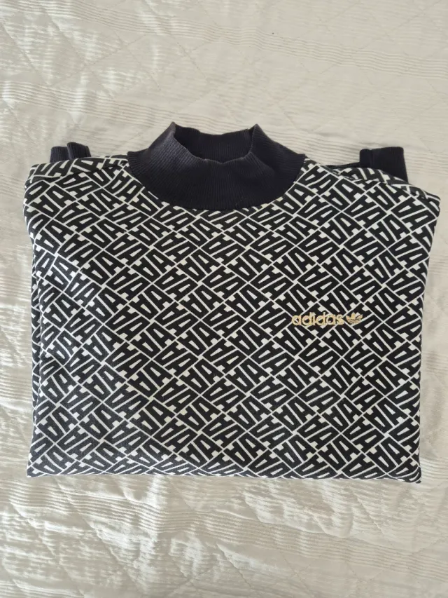 Felpa Adidas con logo dorato