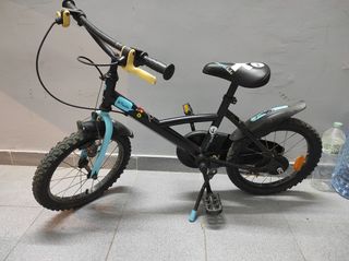 Bicicleta infantil Btwin negra y azul
