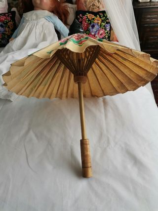 Sombrilla oriental antigua pintada a mano