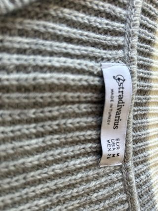 Chaleco de punto gris con rayas blancas