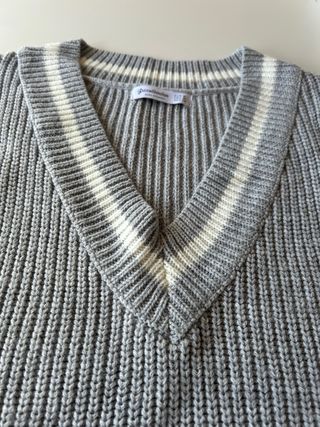 Chaleco de punto gris con rayas blancas