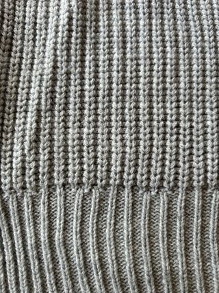 Chaleco de punto gris con rayas blancas