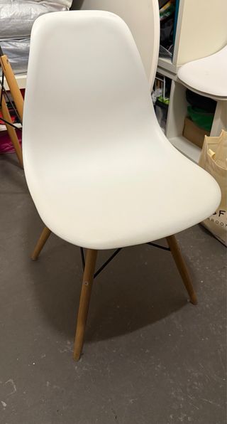 Mesa redonda + 3 sillas blancas ( No marrones!)