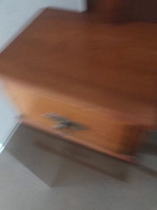 Tocador de madera con espejo y cristal