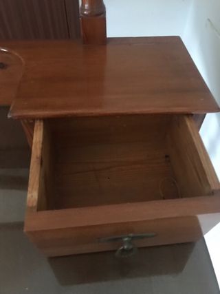 Tocador de madera con espejo y cristal