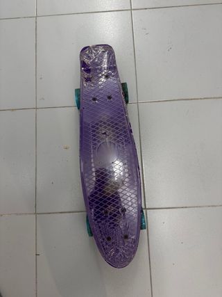 Monopatín morado y azul 