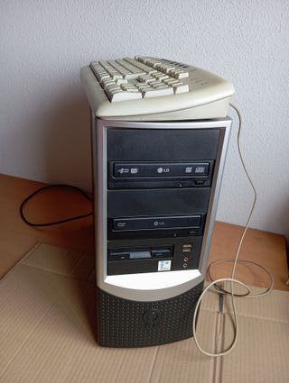 PC LG + TECLADO: 3 1⁄2 + 2 GRABADORAS + USB FRONTA