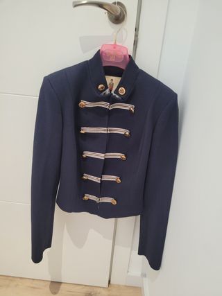 Blazer azul con detalles dorados