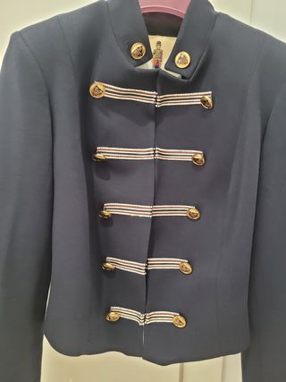 Blazer azul con detalles dorados