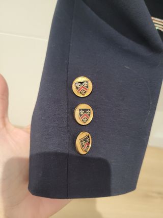 Blazer azul con detalles dorados